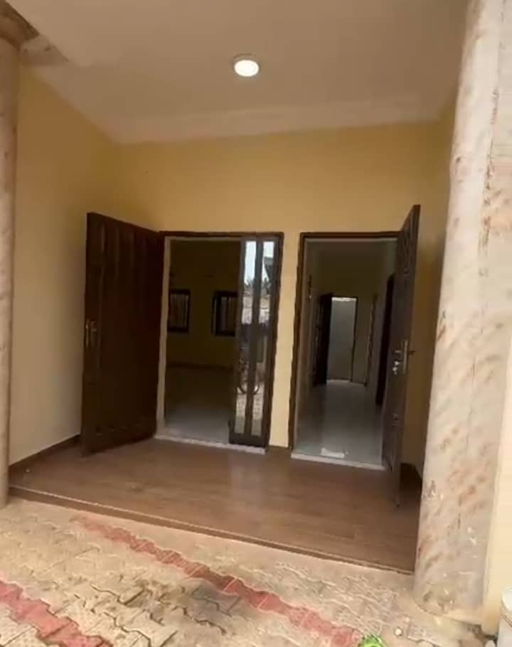 Deux chambres salon sanitaire dallée staffé